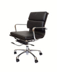Ergonomisk kontorstol med blød siddehynde i sort polstret læder – kombinerer komfort og stil i kontormiljøet