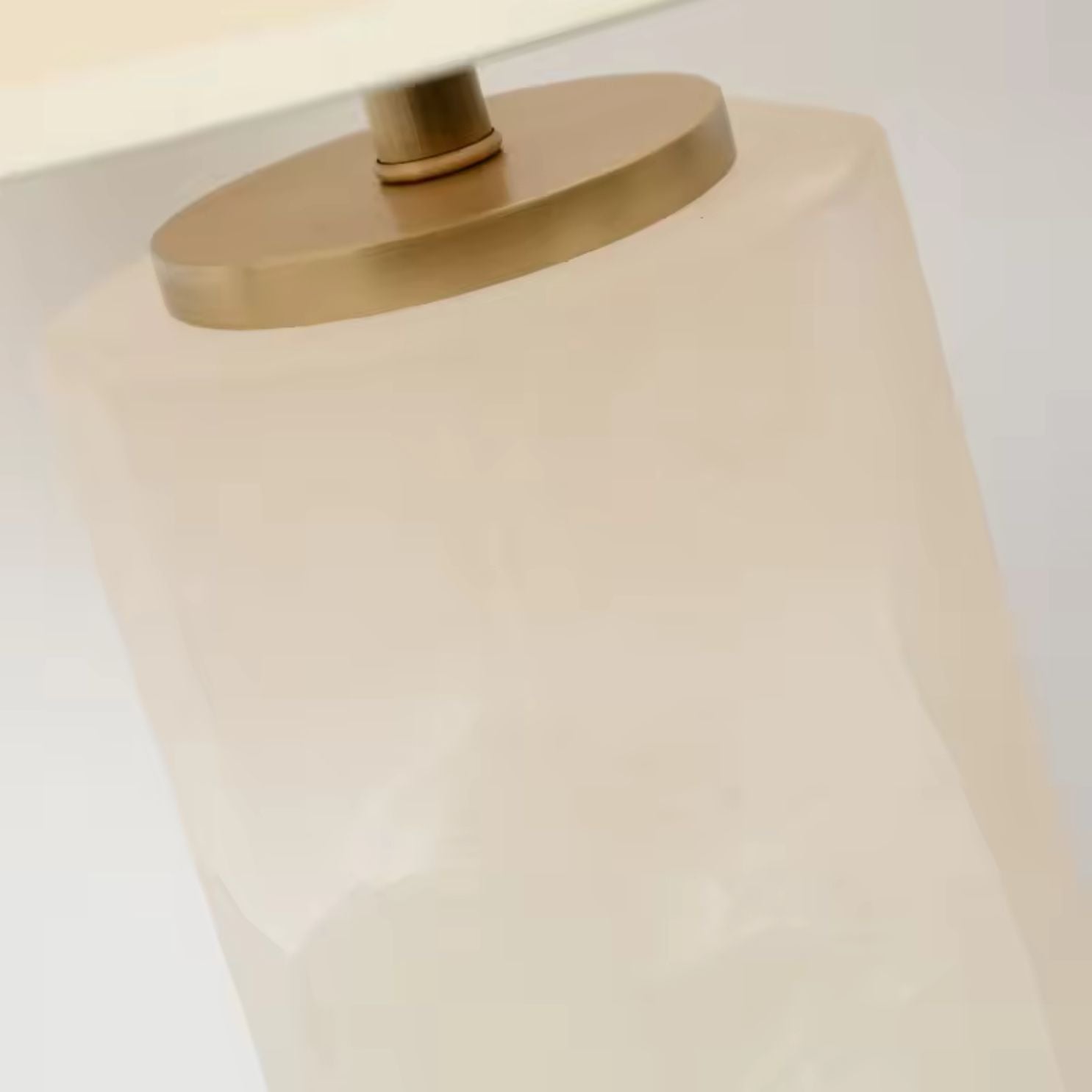 Bordlampe_i_Alabaster