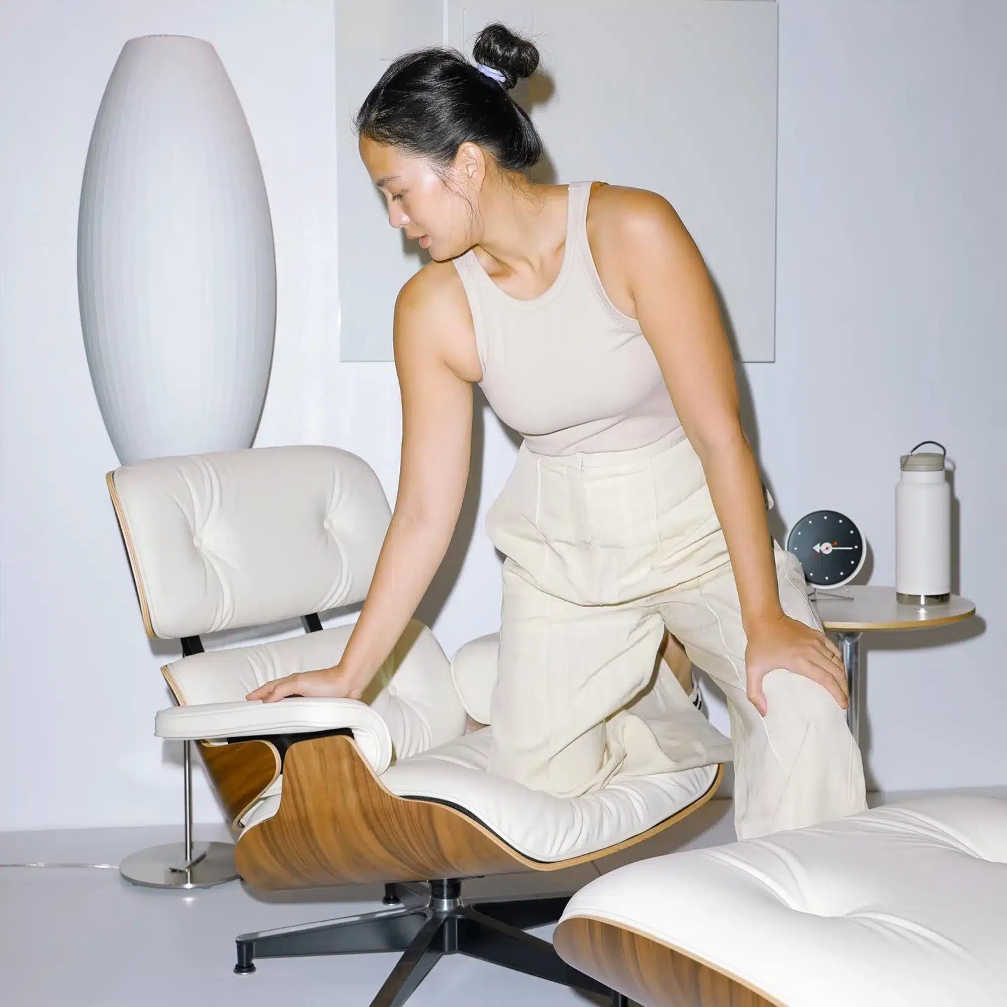 Lounge_Stol_Hvid_Leader_Valnoed