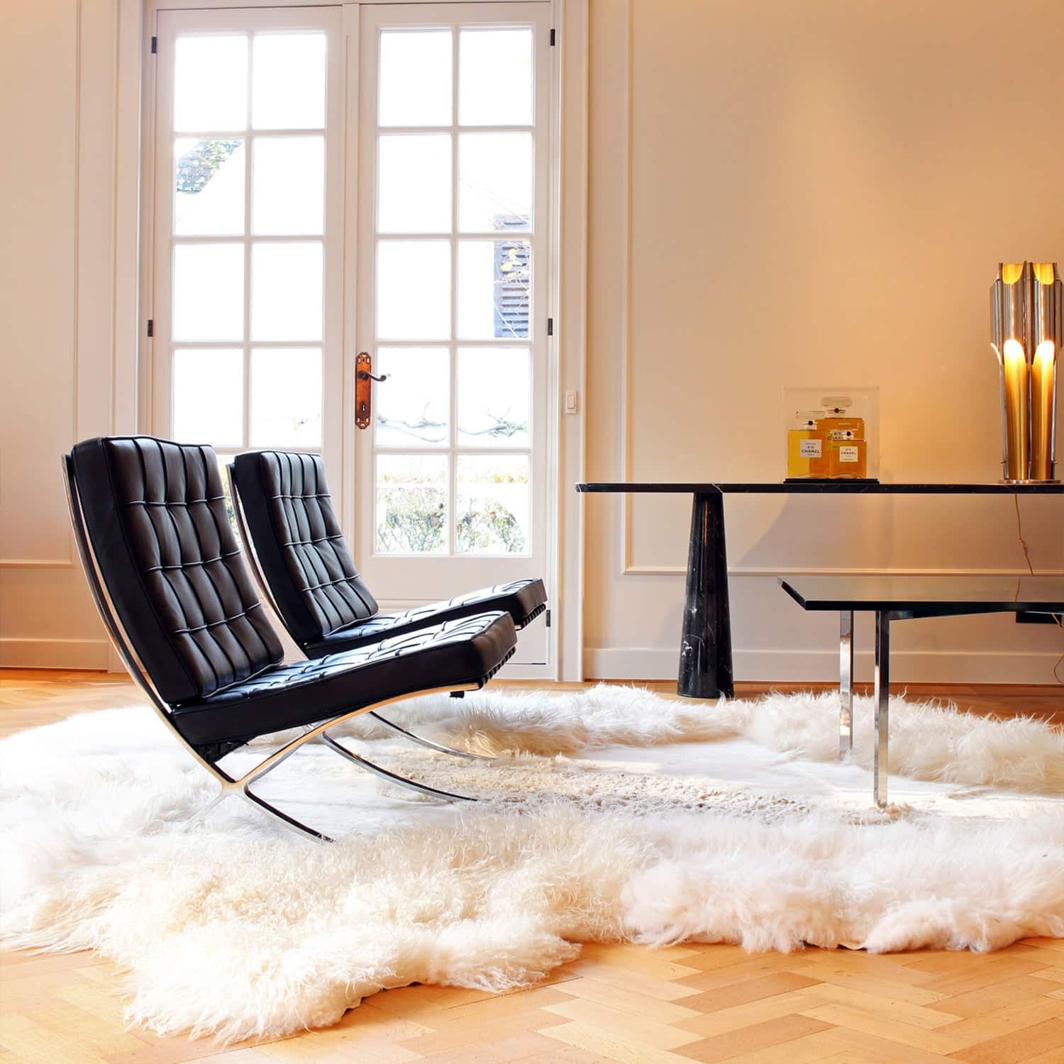 Loungestol_i_Sort_Laeder_og_Krydsformet_Kromstel