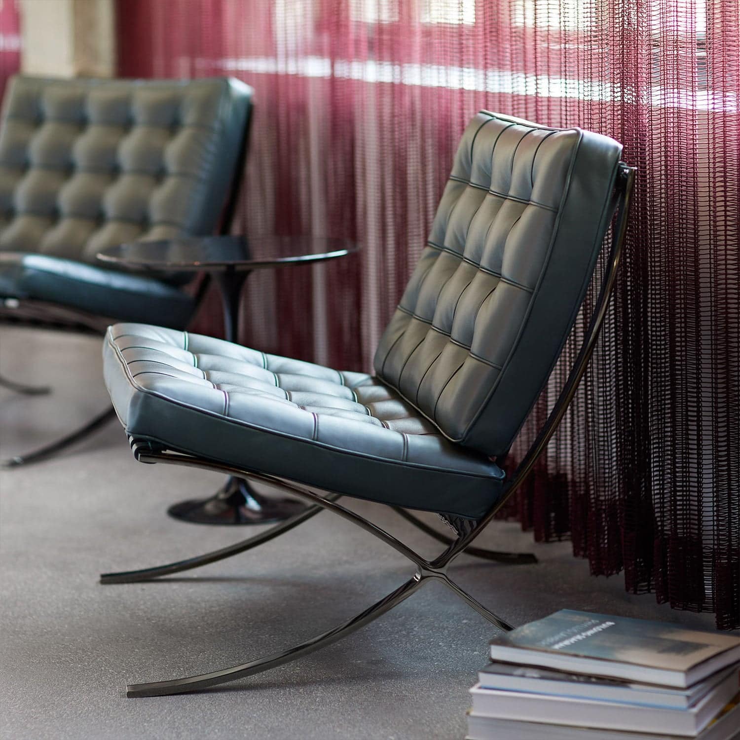 Loungestol_i_Sort_Laeder_og_Poleret_Kromstel