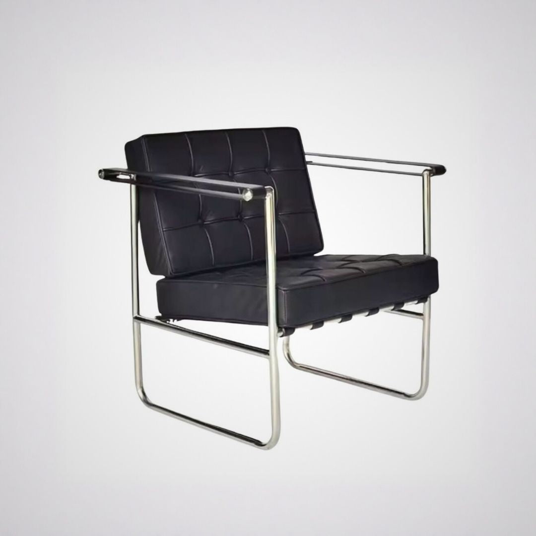 Design-loungestol i sort læder med stålstel og armlæn