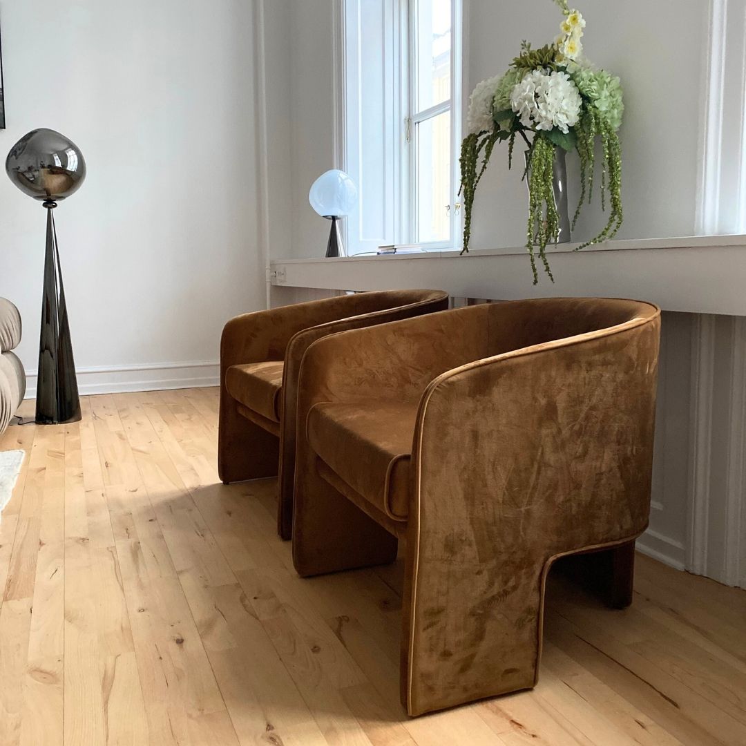 Design loungestol i velour med trebenet tripod stel