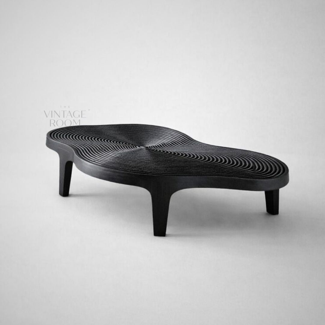 Design sofabord i organisk form i sort asketræ til stilfuld stue eller lounge