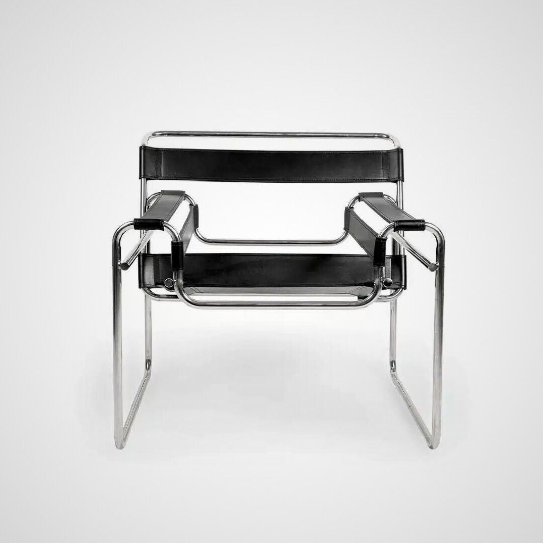 Designer loungestol i sort læder og poleret stål i moderne interiør