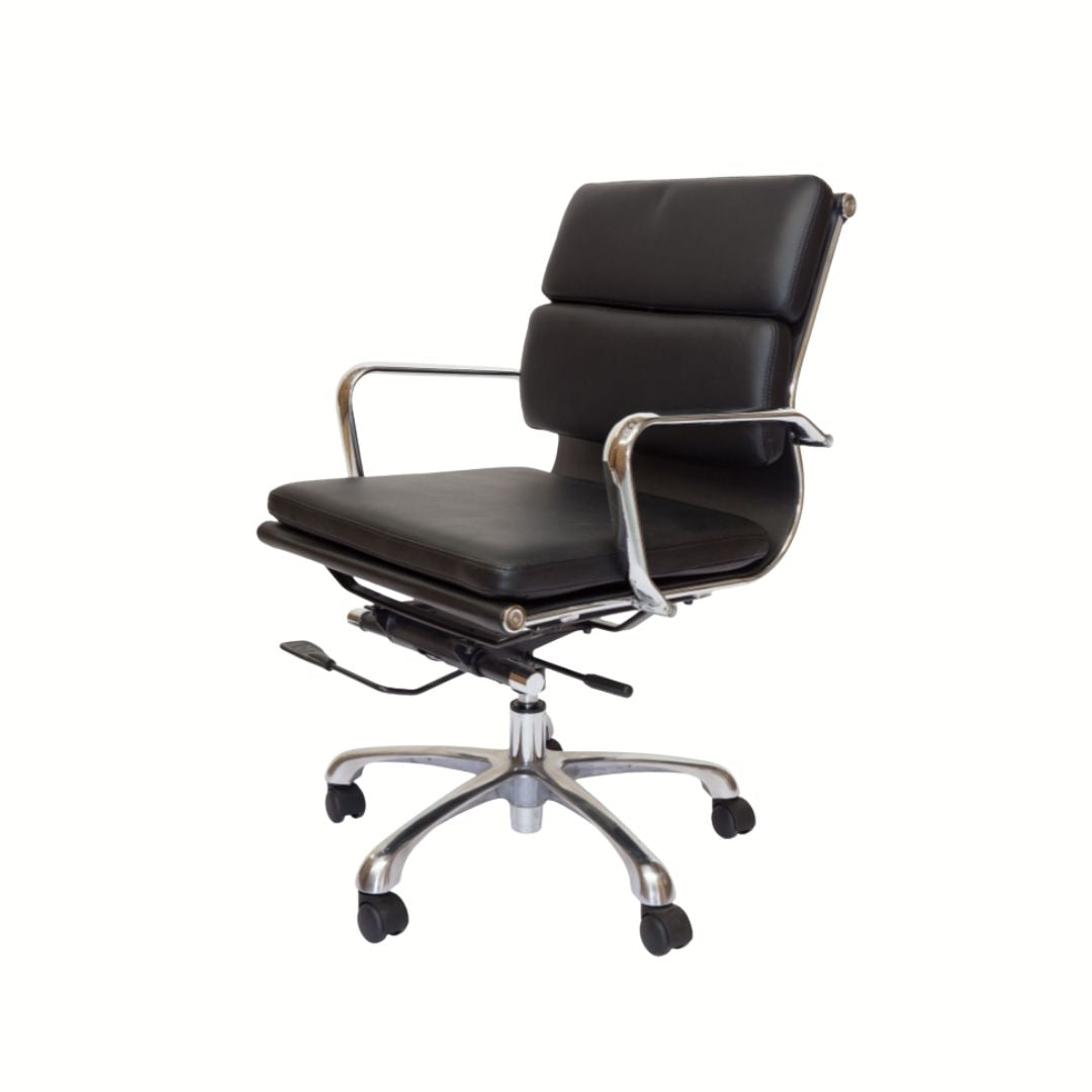 Ergonomisk kontorstol med blød siddehynde i sort polstret læder – kombinerer komfort og stil i kontormiljøet