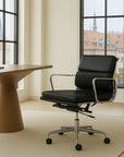 Komfortabel designer kontorstol i sort læder med lav ryg – ideel til konferencerum, kontor og hjemmekontor