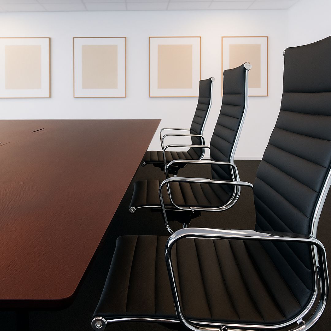 Komfortabel mødestol med høj ryg og poleret aluminium – perfekt til kontor og konferencerum