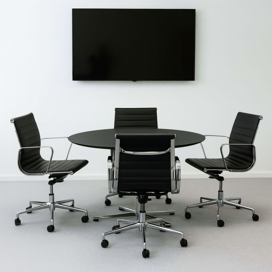 Komfortabel mødestol med lav ryg og poleret aluminium – perfekt til kontor og konferencerum