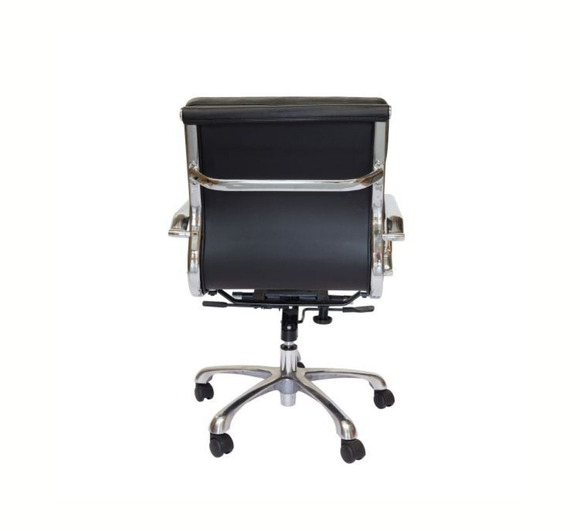 Kontorstol i sort polstret læder med lav ryg – tidløst nordisk design til kontor og mødelokale.