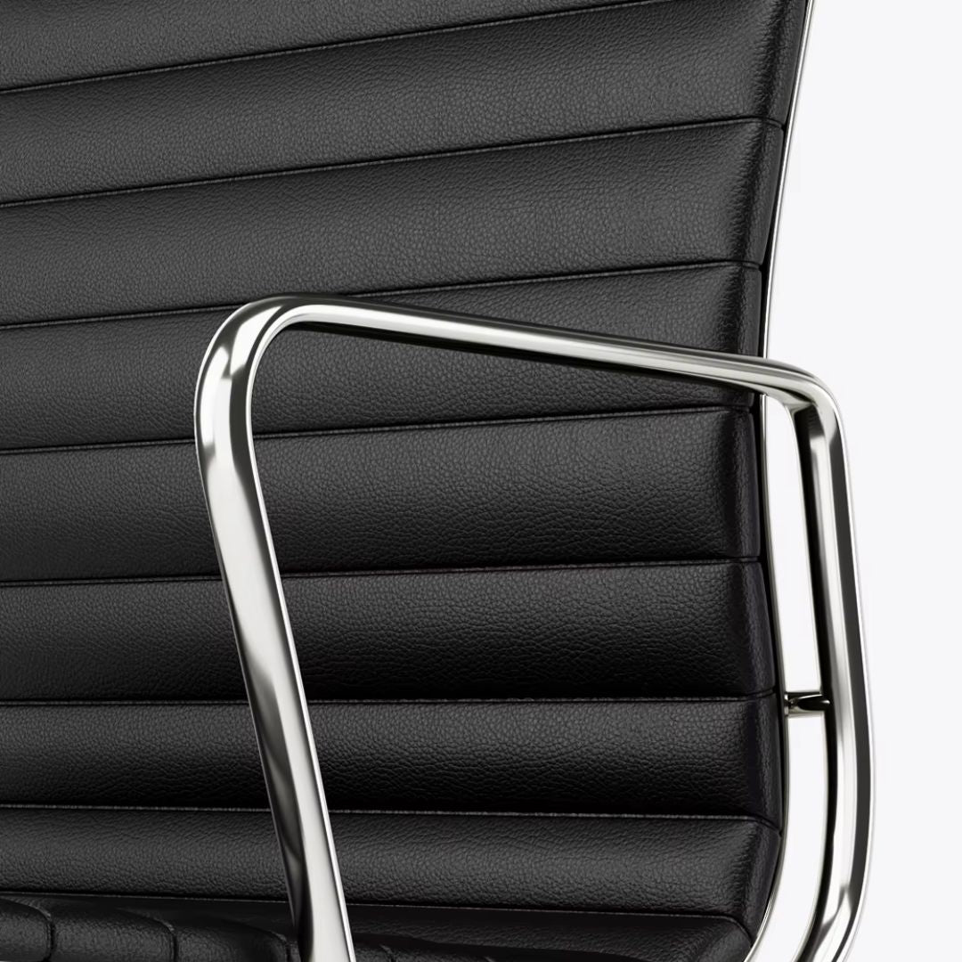Elegant kontorstol i sort læder – komfortabel til kontor, konferencerum og hjemmekontor
