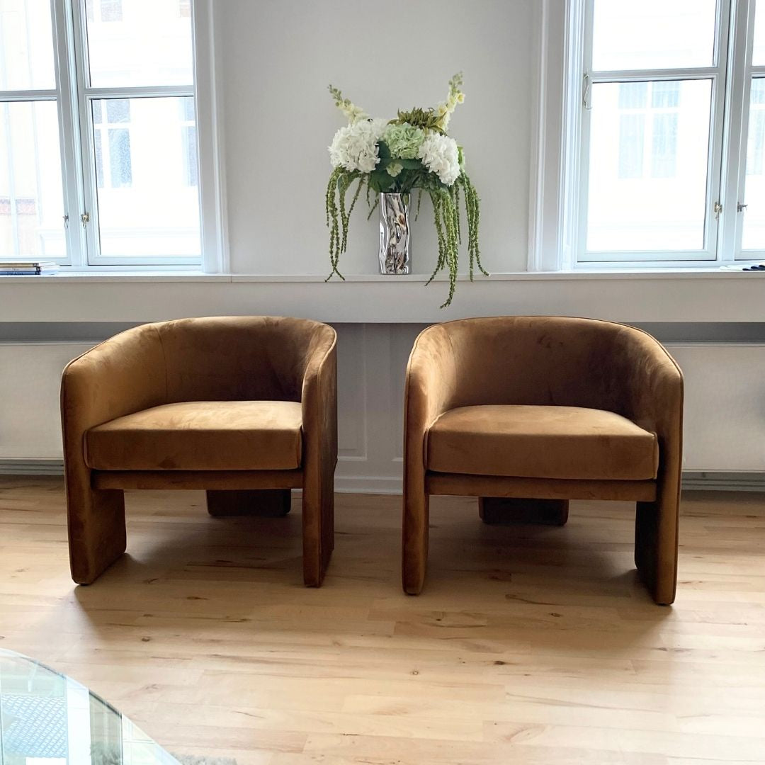 Luksus design loungestol i velour med karakteristisk trebenet stel