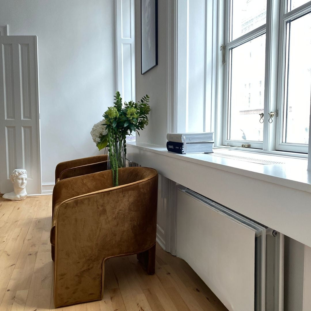 Moderne design loungestol i blød velour med tripod base