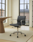 Office chair in black leather with a low back and polished aluminium base – ergonomic and elegant design
