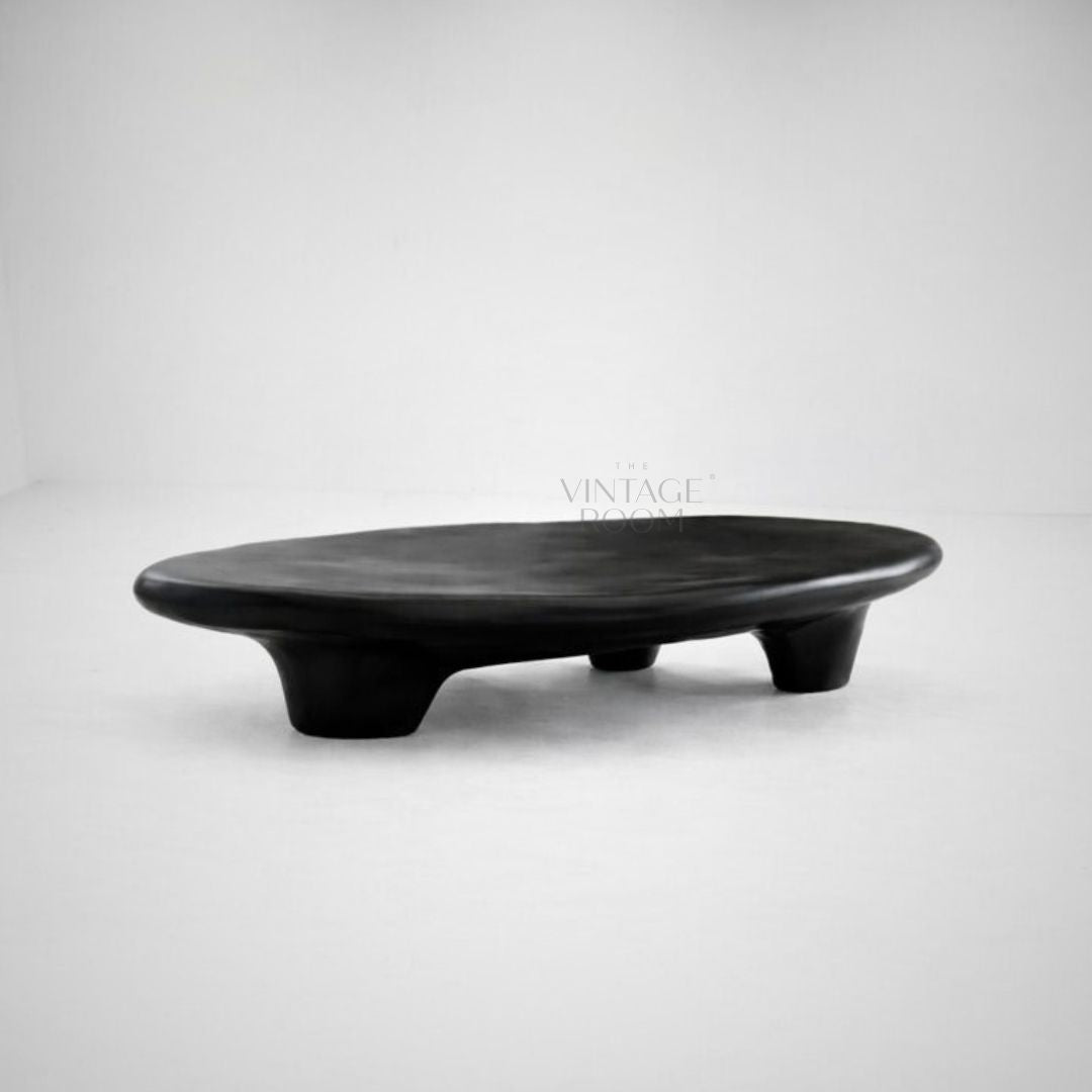 Skulpturelt sofabord i organisk form med sort mat finish