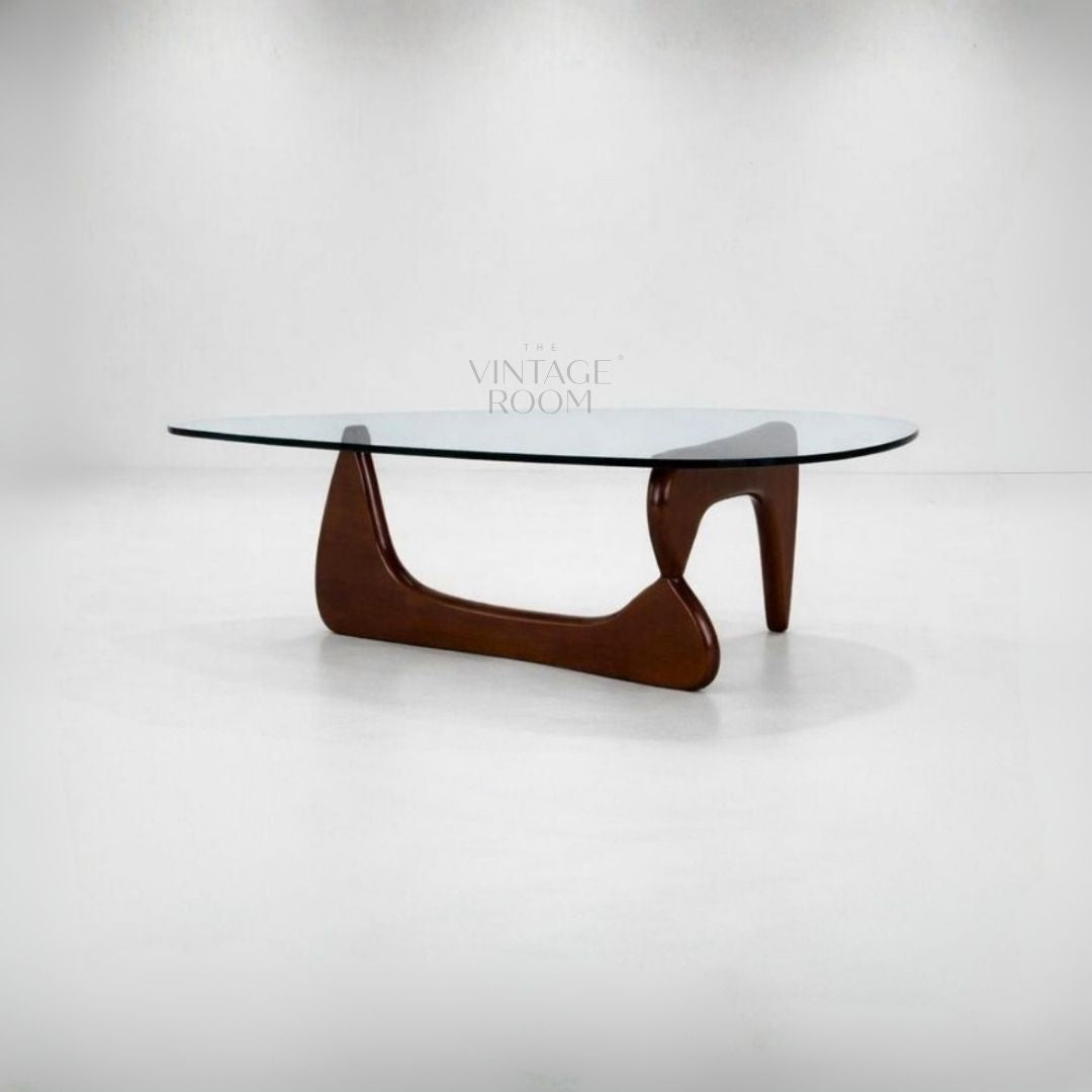 Sofabord med trekantet glastop og mørkebrun valnødsbase